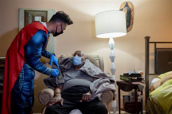 当地时间2021年4月29日，美国宾夕法尼亚州，101岁的唐纳德·威廉姆斯接受新冠疫苗接种，接种医生特意打扮成了动漫中超人的形象。